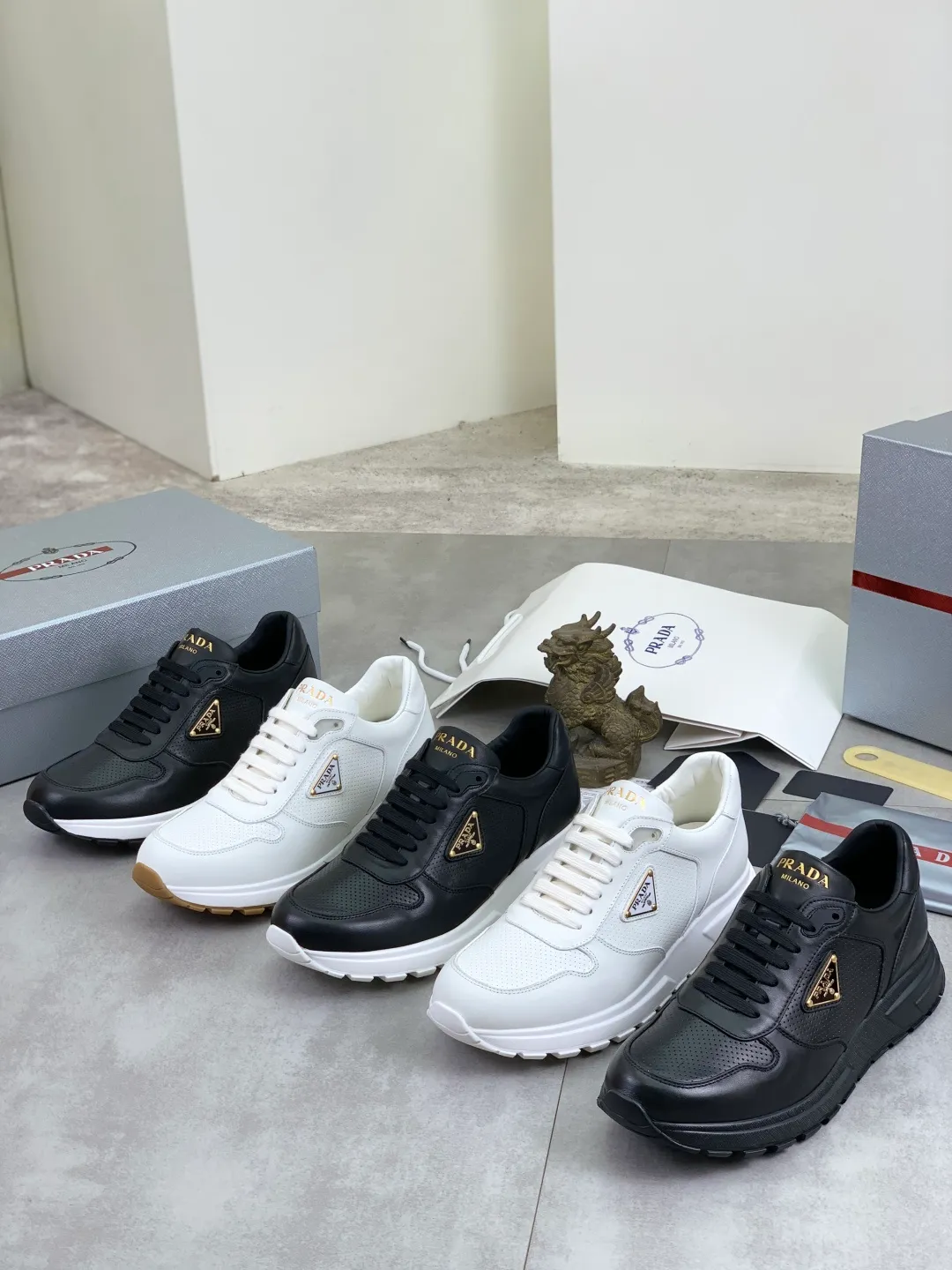 Men's shoes 💰P580💰 [New style] High version official website popular models are on the market, 🆘 Trendy brand (Prada) mainly promotes popular models, avant-garde and versatile fashion men's shoes private version mold opening, cowhide surface splicing 1:1.. Fashionable and simple, original imported cowhide lining cowhide feet; the atmosphere and personality are more fashionable, eye-catching and pursuing class. It will subvert the old idea and be a must-have for fashion trendsetters with you! Must keep it for yourself! Tall and comfortable, large and low, high-end quality workmanship. Size: 38-45; 5️⃣ colors available.